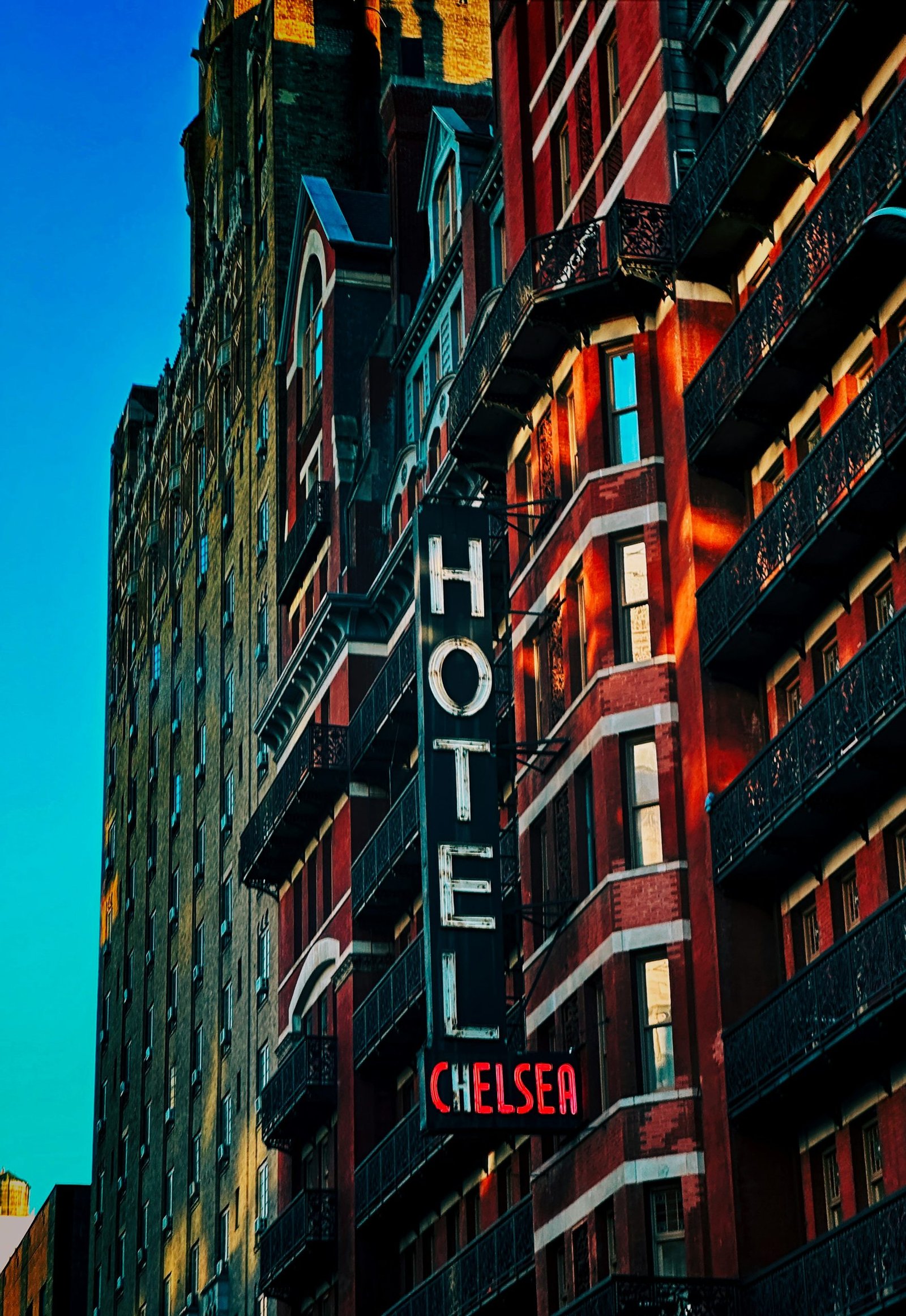 Hotel valet entrance with EV fast-charging stalls, MÖTEN evfc guest amenity